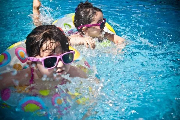 許多小孩夏日喜歡在泳池內戲水消暑。（示意圖，pexels）
