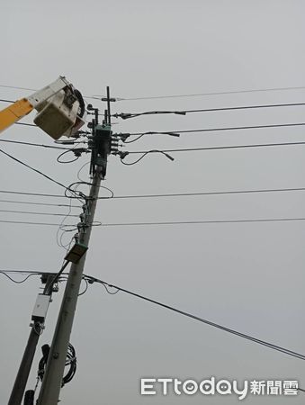 ▲台南新化台電電方設備遭受雷擊，造成1225戶停電，台電人員全力搶修，在下午5時53分許全面復電。（圖／記者林悅翻攝，下同）