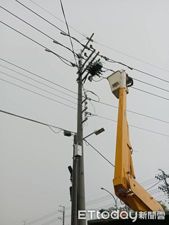 ▲台南新化台電電方設備遭受雷擊，造成1225戶停電，台電人員全力搶修，在下午5時53分許全面復電。（圖／記者林悅翻攝，下同）