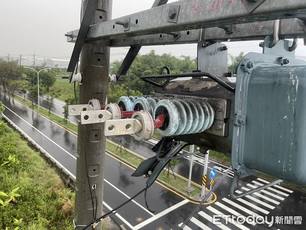 ▲台南新化台電電方設備遭受雷擊，造成1225戶停電，台電人員全力搶修，在下午5時53分許全面復電。（圖／記者林悅翻攝，下同）