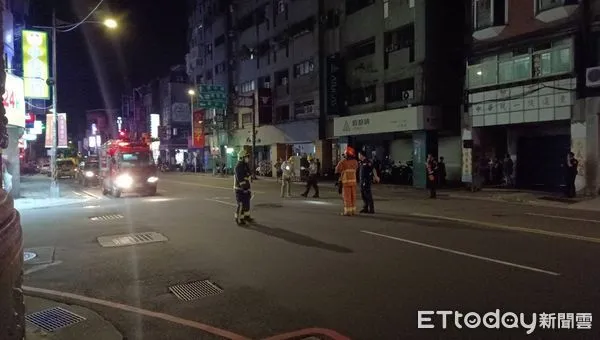 ▲中和中和路上人孔蓋突然飛起，騎士經過嚇到自摔。（圖／記者陸運陞翻攝）