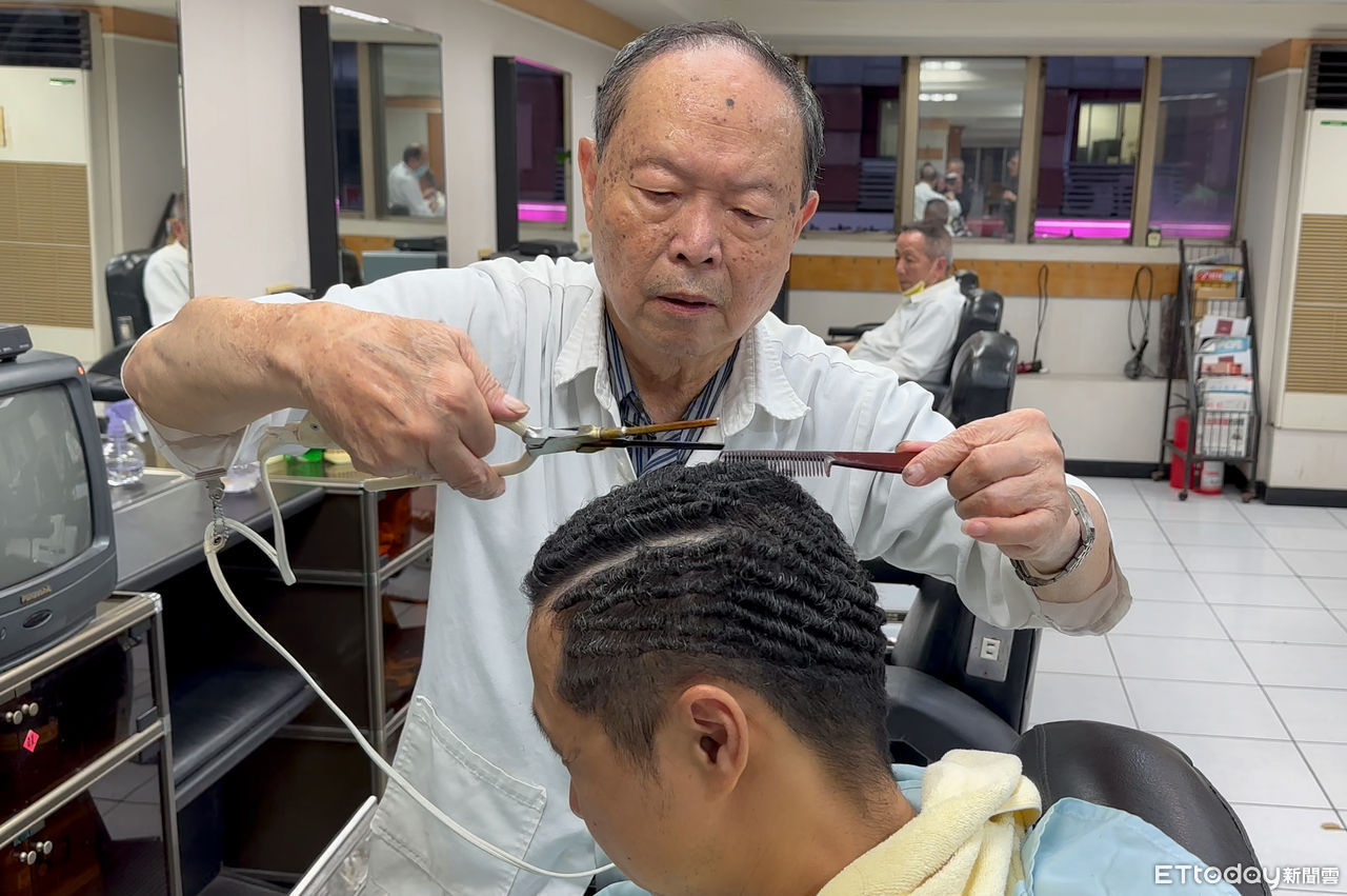 ▲84歲理髮師陳廣義擅長電棒燙髮型。這個技術是由邱金助從日本引進。（圖／記者林挺弘攝）