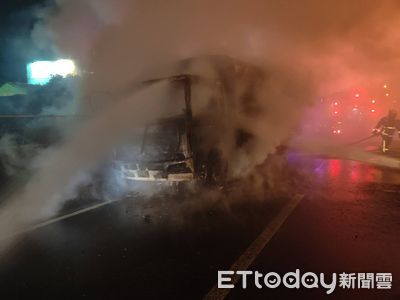 快訊／引擎室突竄煙！運將匝道跳車逃　運菜車起火全燒毀