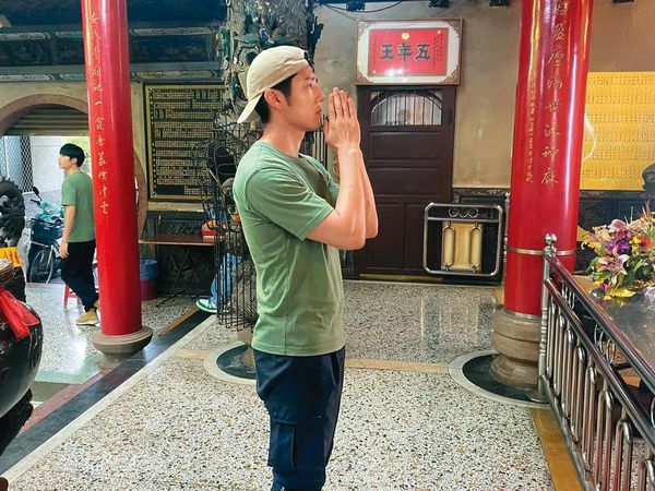 胡宇威在嘉義為《我們這一攤》實境節目取景，也不忘在當地宮廟祈福。（翻攝自胡宇威臉書）
