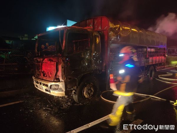 ▲▼台中大雅交流道運菜車火燒車。（圖／台中市消防局）