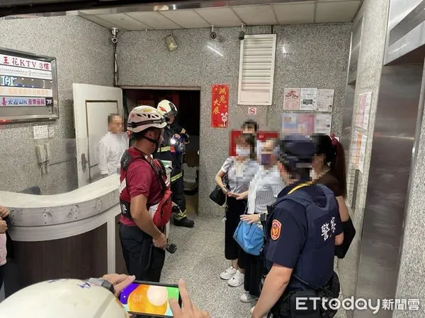 ▲台南市北區西門路4段大樓傳出火警，消防人員到場了解冒煙狀況，確認係電梯進水短路才冒煙。（圖／民眾提供）