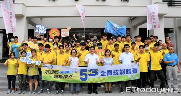 ▲雲嘉南分署長劉邦棟（左）授旗代表選手張雨巃，期待選手們都能在「第53屆全國技能競賽」，獲取佳績留名全國賽英雄榜。（圖／記者林悅翻攝，下同）