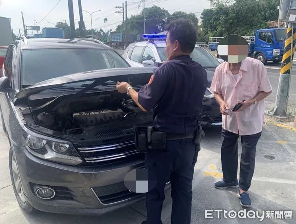 ▲枋寮警分局東海派出所所長藍清輝、警員夏群凱協助張男發動引擎             。（圖／記者陳崑福翻攝）