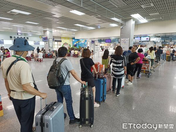 ▲▼      等不到補位，旅客滯留金門，崩潰抗議       。（圖／記者林名揚翻攝）