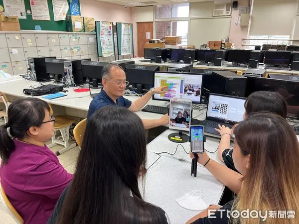 ▲新北市鶯歌工商學生研發人臉辨識搭電梯。（圖／新北教育局提供）