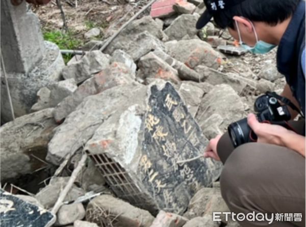 ▲雲林無照承包建築廢棄，土尾組織隨意傾倒污泥連墳地墓碑都受害。（圖／記者蔡佩旻翻攝）