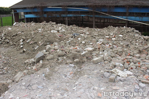 ▲雲林無照承包建築廢棄，土尾組織隨意傾倒污泥連墳地墓碑都受害。（圖／記者蔡佩旻翻攝）