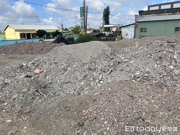 ▲雲林無照承包建築廢棄，土尾組織隨意傾倒污泥連墳地墓碑都受害。（圖／記者蔡佩旻翻攝）