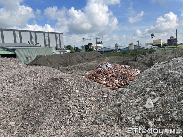 ▲雲林無照承包建築廢棄，土尾組織隨意傾倒污泥連墳地墓碑都受害。（圖／記者蔡佩旻翻攝）
