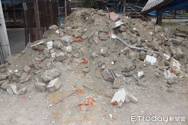 ▲雲林無照承包建築廢棄，土尾組織隨意傾倒污泥連墳地墓碑都受害。（圖／記者蔡佩旻翻攝）