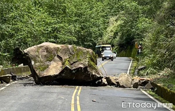 ▲台21線141K處出現巨大落石，雙向交通中斷。（圖／翻攝「玉山國家公園」臉書粉專，下同）
