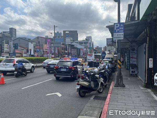 ▲27日下午北市南港路一段發生水泥預拌輾斃機車騎士車禍。（圖／記者張君豪翻攝）