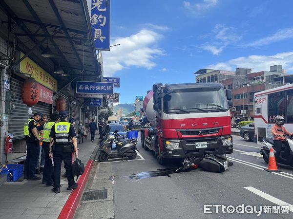 ▲27日下午北市南港路一段發生水泥預拌輾斃機車騎士車禍。（圖／記者張君豪翻攝）