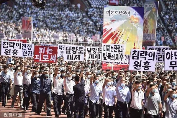 ▲▼ 25日，北韓民眾參加在平壤五一體育場舉行的大規模集會，紀念「6·25反美鬥爭日」。            。（圖／視覺中國）