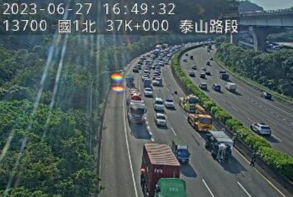 ▲▼06/27,16:29國1北向37.2K,1小貨車自撞側翻佔用內2線事故,回堵5公里,請用路人小心駕駛。（圖／翻攝高速公路1968）