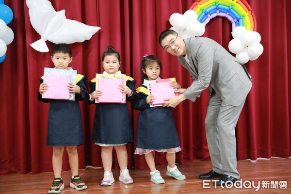 ▲建德幼兒園畢業典禮 謝國樑關心餵藥流程。（圖／記者郭世賢翻攝）