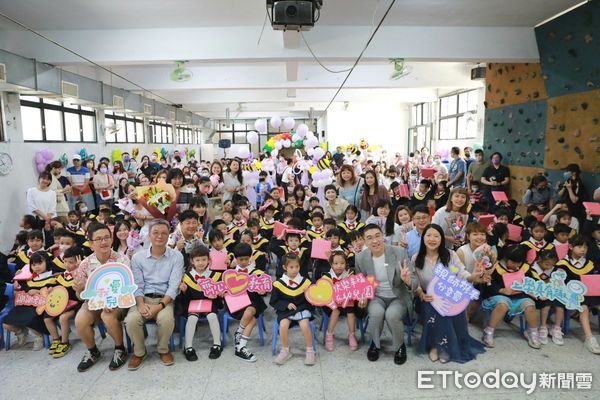 ▲建德幼兒園畢業典禮 謝國樑關心餵藥流程。（圖／記者郭世賢翻攝）