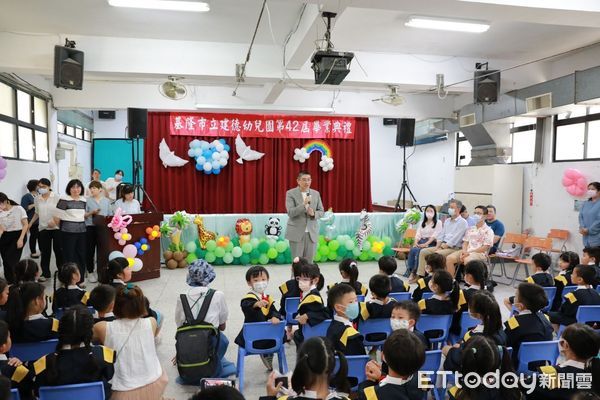 ▲建德幼兒園畢業典禮 謝國樑關心餵藥流程。（圖／記者郭世賢翻攝）