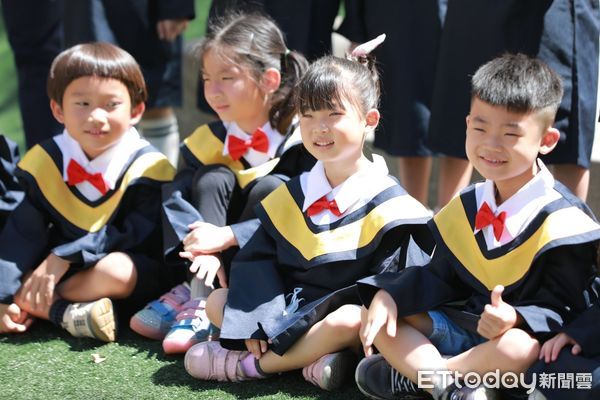 ▲建德幼兒園畢業典禮 謝國樑關心餵藥流程。（圖／記者郭世賢翻攝）