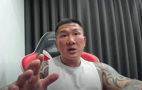 ▲▼館長在直播中討論服貿的議題。（圖／翻攝自YouTube／館長惡名昭彰）