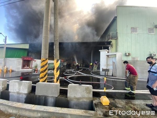 ▲因燒金紙不慎，造成台南市永康區電風扇工廠火災，整棟2層樓鐵皮建築物完全燒毀、倒塌。（圖／記者林悅翻攝，下同）