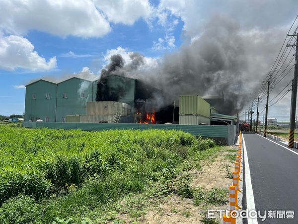 ▲因燒金紙不慎，造成台南市永康區電風扇工廠火災，整棟2層樓鐵皮建築物完全燒毀、倒塌。（圖／記者林悅翻攝，下同）