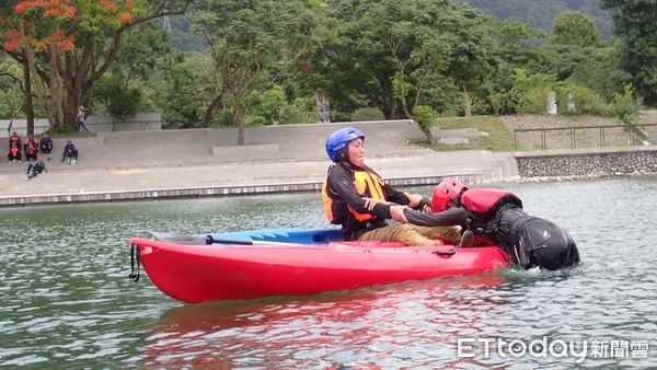 ▲獨木舟種子培訓課程，有12位學員參與訓練並取得認證。（圖／花蓮市公所提供，下同）