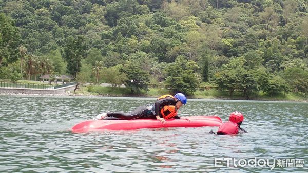 ▲獨木舟種子培訓課程，有12位學員參與訓練並取得認證。（圖／花蓮市公所提供，下同）