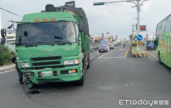 ▲雲林西螺台一線自小客車違規左轉遭大貨車閃避不及猛撞。（圖／記者蔡佩旻攝）