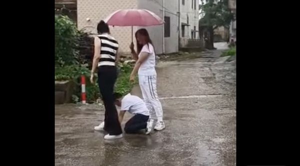 ▲▼ 小男孩在大雨裡下跪，向新郎官親生父親要出生證明            。（圖／翻攝 萬象新聞）