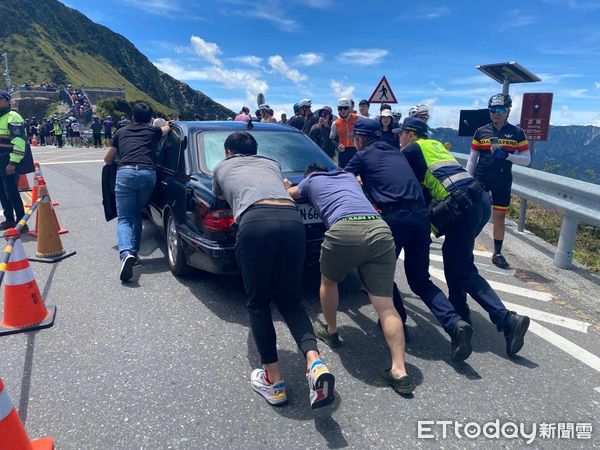 ▲仁愛警方於合歡山自行車活動期間查獲通緝犯。（圖／記者高堂堯翻攝）