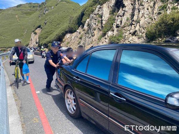 ▲仁愛警方於合歡山自行車活動期間查獲通緝犯。（圖／記者高堂堯翻攝）