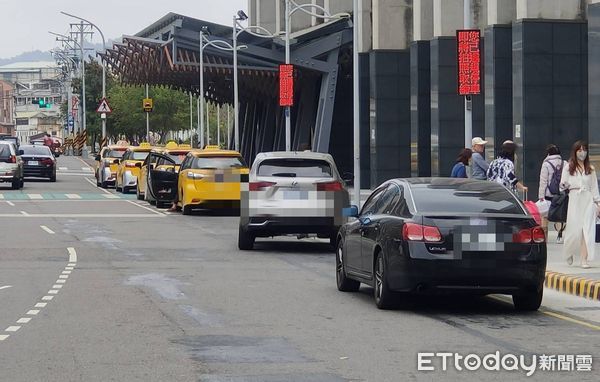 ▲▼台中警方在台鐵豐原站前設置科技執法，禁止車等人，8月起實施，最高可罰1200元。（圖／台中警方提供，下同）