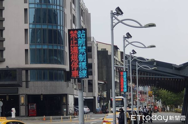 ▲▼台中警方在台鐵豐原站前設置科技執法，禁止車等人，8月起實施，最高可罰1200元。（圖／台中警方提供，下同）