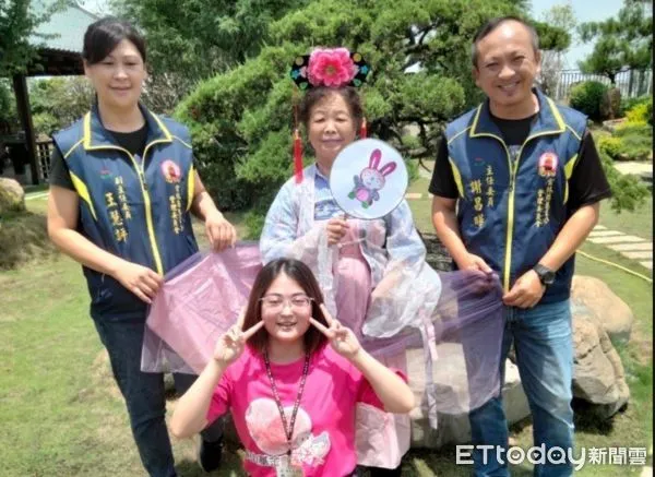 ▲義工們帶領長輩手繪古典扇子，安排長輩們頭戴清朝格格帽及服飾至觀心園拍照走秀。（圖／記者蔡佩旻翻攝）