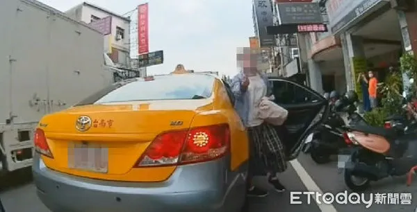 ▲1部計程車因併排停車讓客人下車，引發後方外送員按喇叭示警，未料引起女乘客不滿，雙方爆發口角衝突。（圖／記者林悅翻攝，下同）