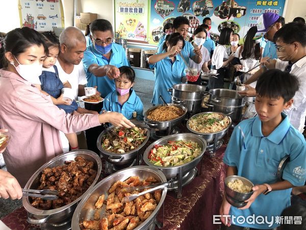 ▲頂湖國小全校師生及教職員65人，自昨天起除照常供應營養午餐，也開始加菜讓大家「一路吃到學期最後一天」。（圖／記者蔡佩旻翻攝）