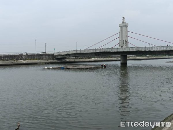 ▲台南市安南區鹿耳門溪女子溺水，消防人員下水搜救。（圖／記者林悅翻攝）