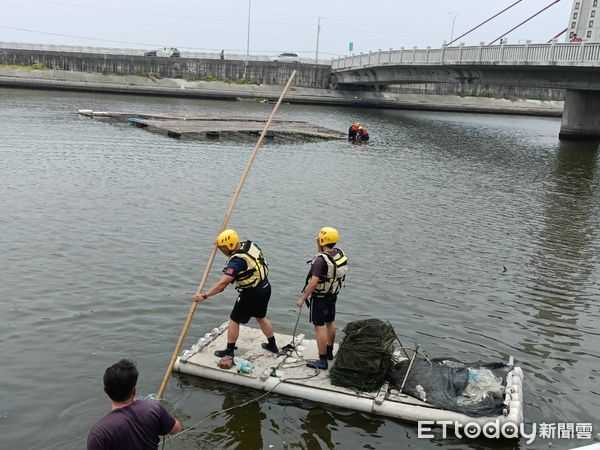 ▲台南市安南區鹿耳門溪女子溺水，消防人員下水搜救。（圖／記者林悅翻攝）