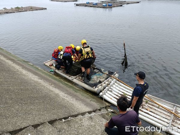▲台南市安南區鹿耳門溪女子溺水，消防人員下水搜救。（圖／記者林悅翻攝）