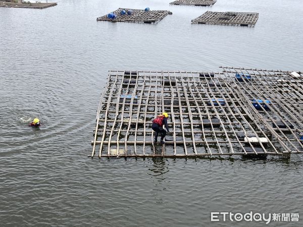 ▲台南市安南區鹿耳門溪女子溺水，消防人員下水搜救。（圖／記者林悅翻攝）