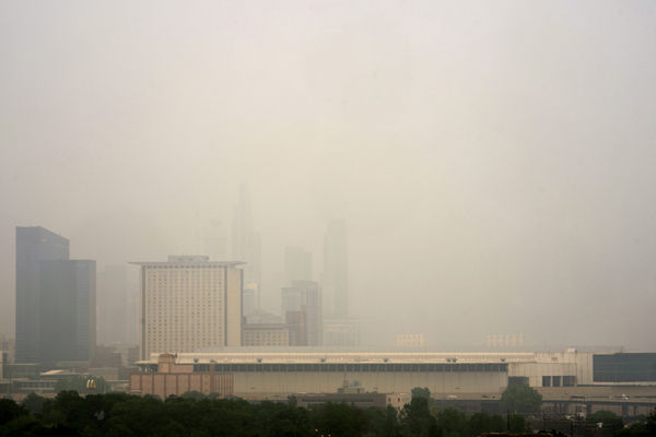 ▲▼ 受到加拿大野火煙霧籠罩影響，美國芝加哥空氣品質受影響，能見度降低。（圖／達志影像／美聯社）