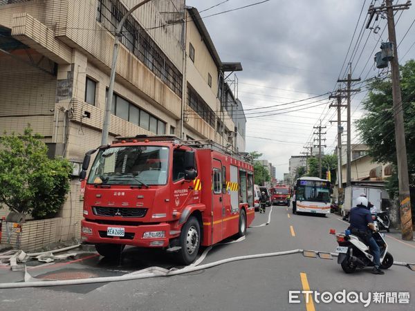 ▲汐止區福德一路工廠驚傳火警，警消火速到場撲滅。（圖／記者張君豪翻攝）