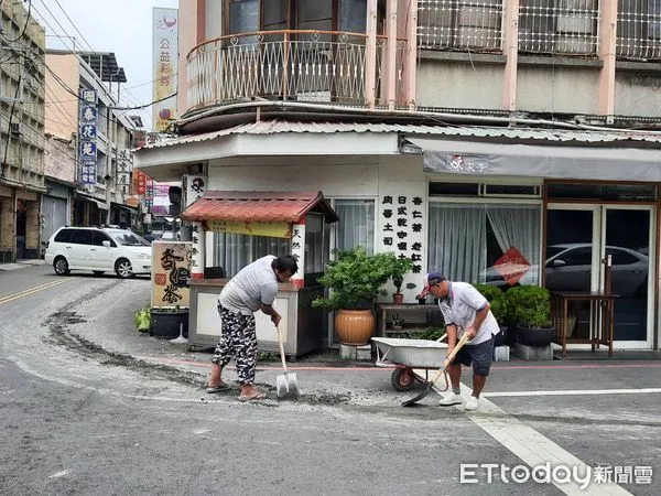 ▲東港鎮朝陽街至中山路面混有滲漏的混凝土            。（圖／記者陳崑福翻攝）