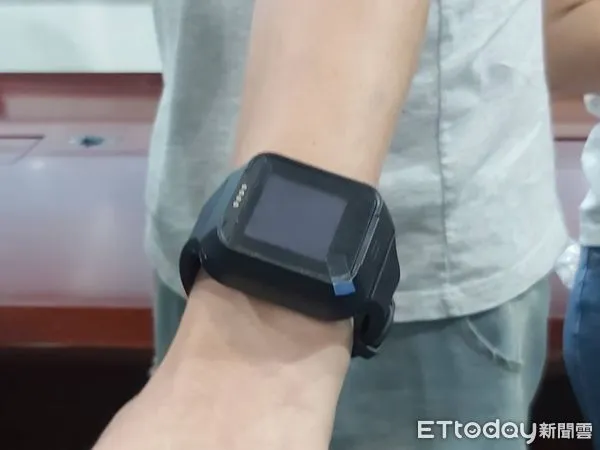 ▲▼電子手環,電子監控設備,GPS手環,外役監監控設備,收容人手環,受刑人手環,返家探視手環,返家探視監控設備。（圖／記者吳銘峯攝）